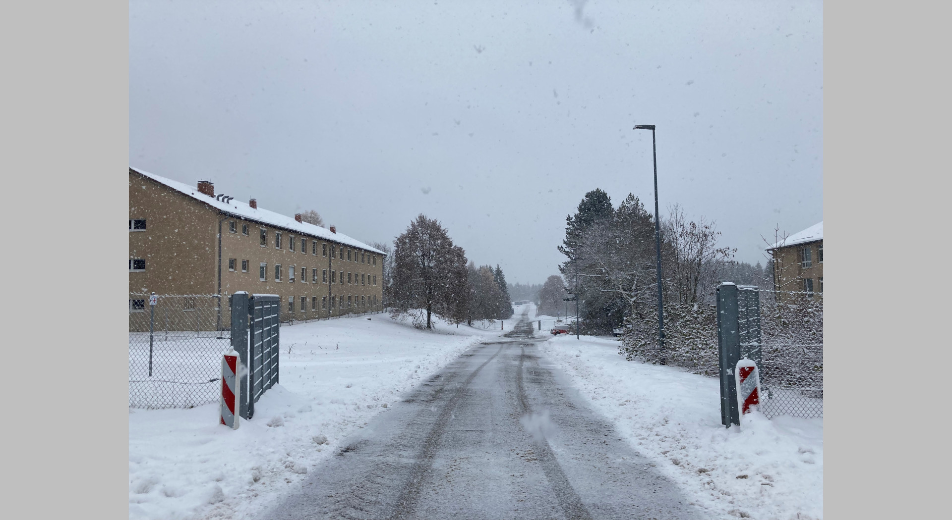 Tor und Straße Richtung Hallen im Winter