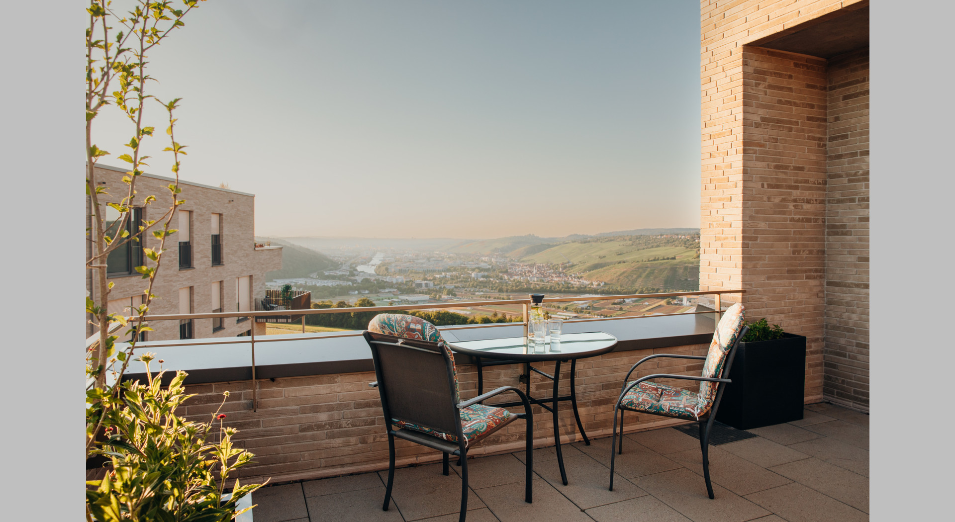 Dachterrasse mit Weitblick über das Neckartal und Tisch mit zwei Stühlen