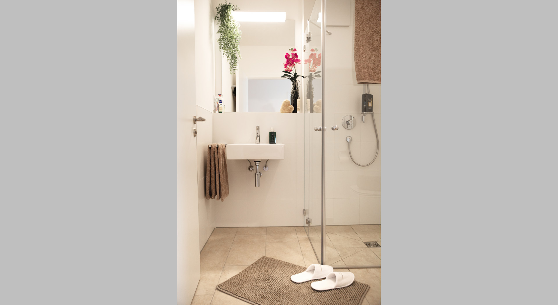 Dusche, Waschbecken, Toilette, Handtücher