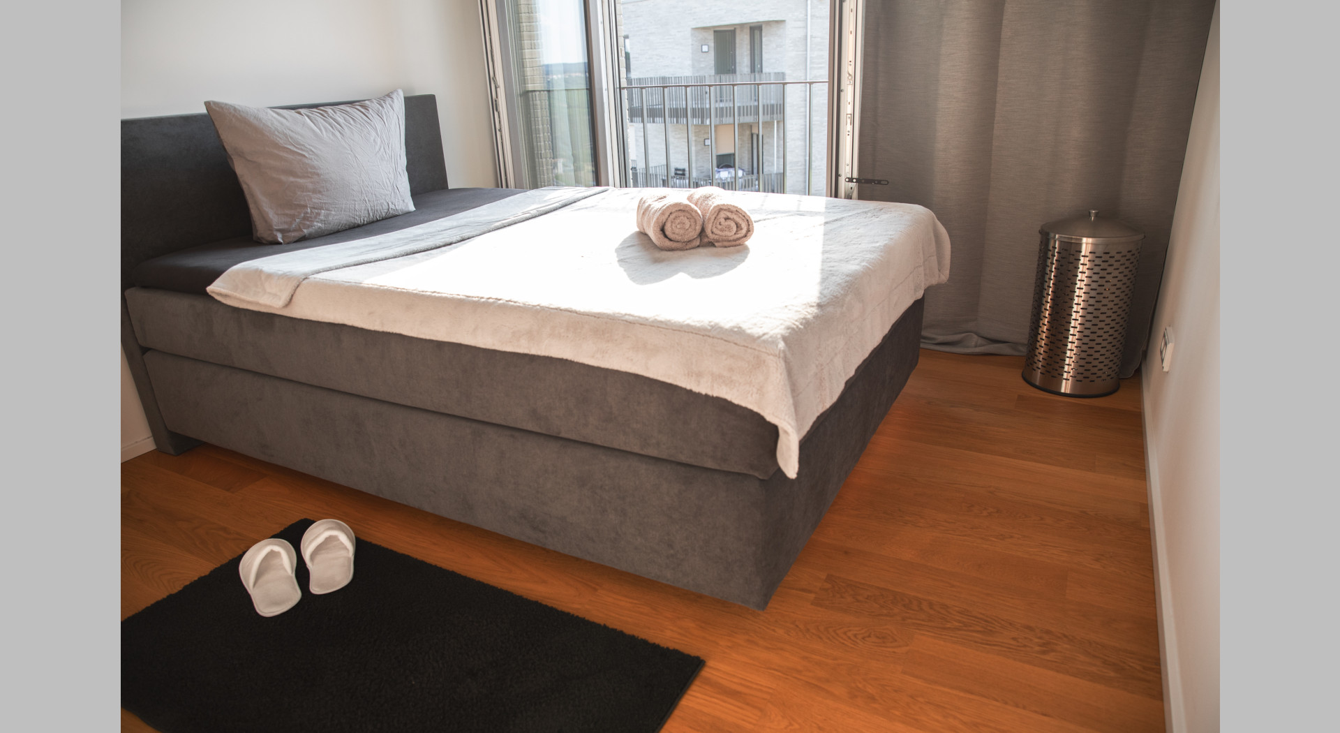 Schlafzimmer mit Boxspringbett