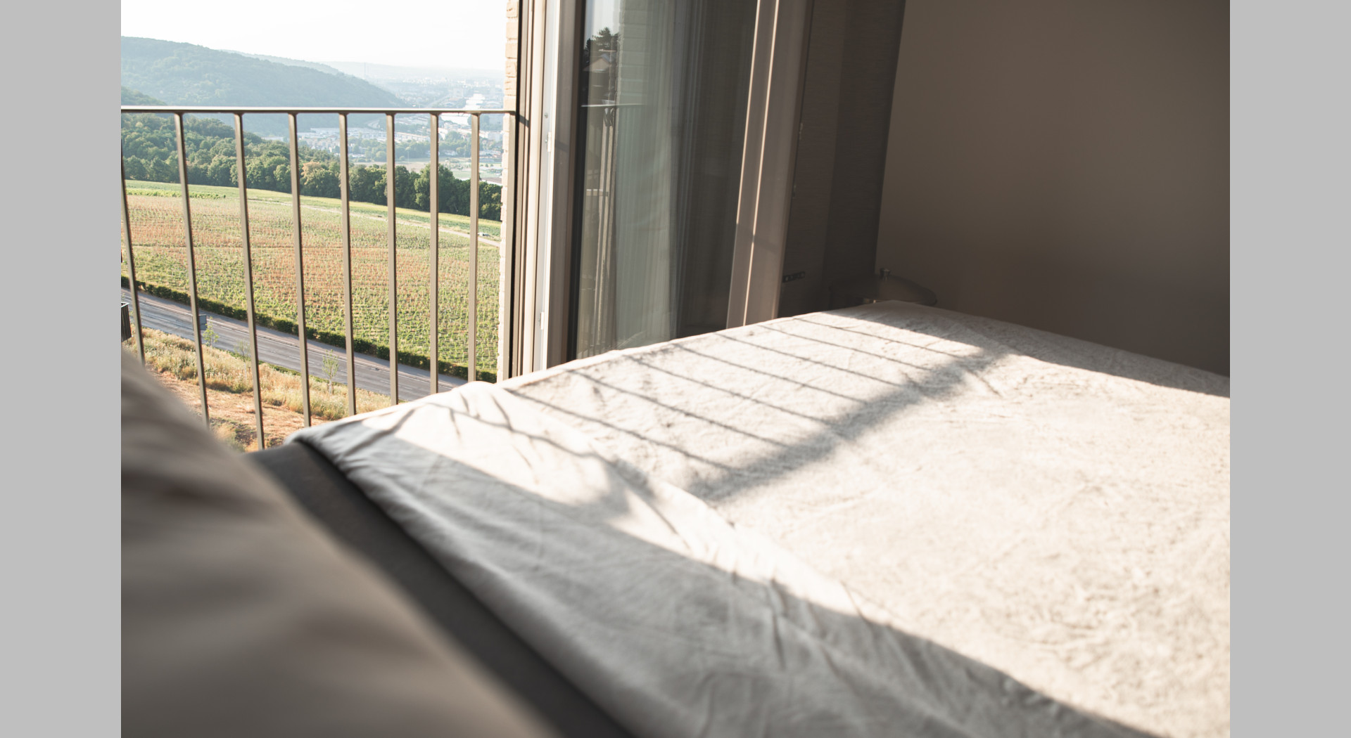 Blick vom Bett ins Neckartal