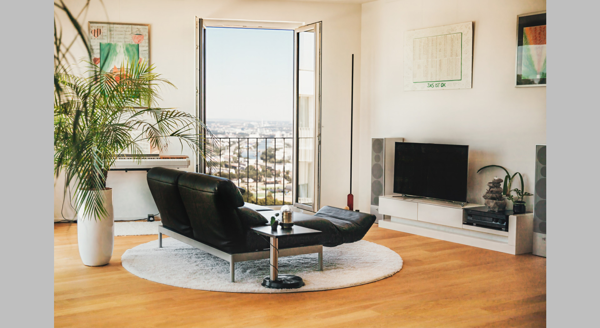 Ledersofa auf rundem weißen Hochflorteppich, TV, HiFi Anlage, E-Piano, Blick ins Neckartal aus dem Fenster