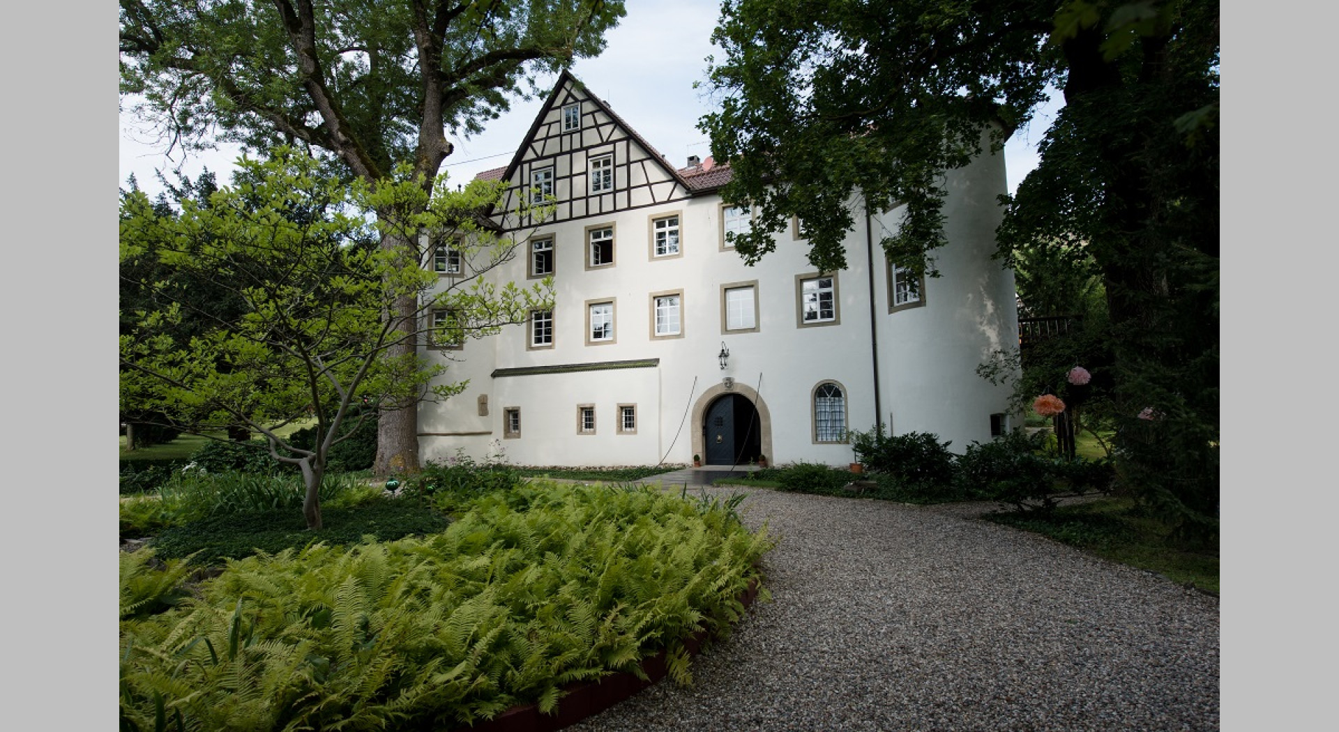 Schloss mit Schlosspark, Rondel für die Einfahrt und imposantem Arboretum