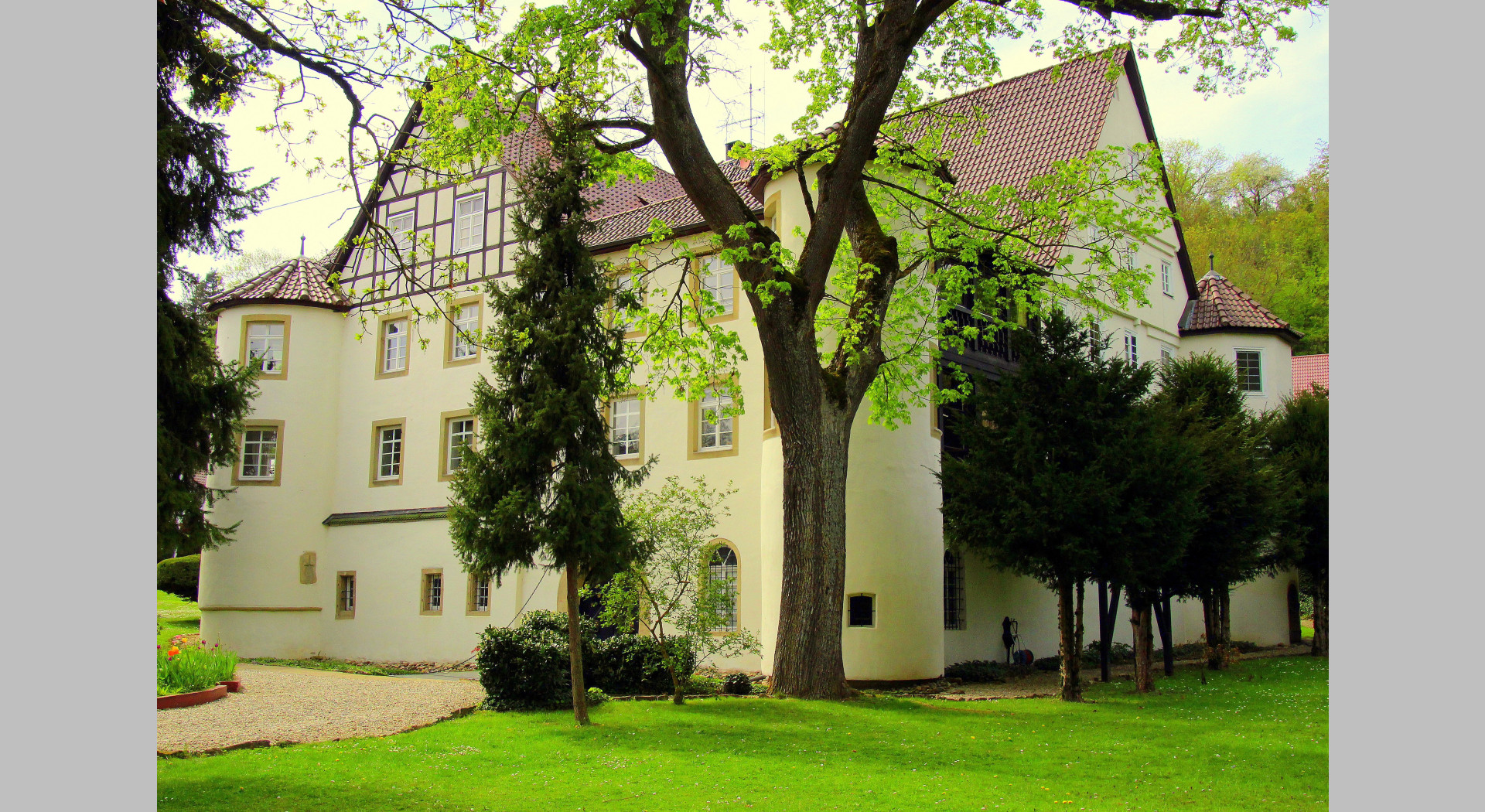 Seitenansicht des Schlosses mit Parkanlage