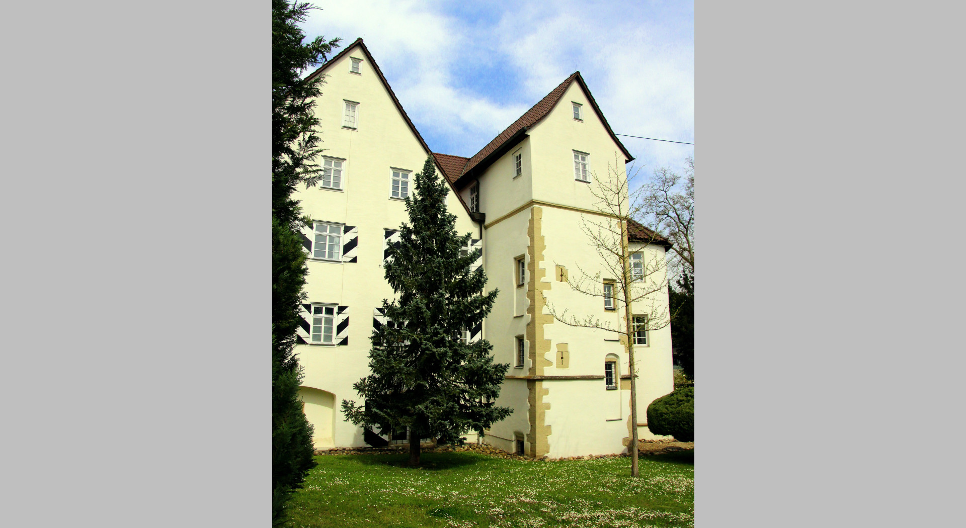 vordere Ansicht des Schlosses