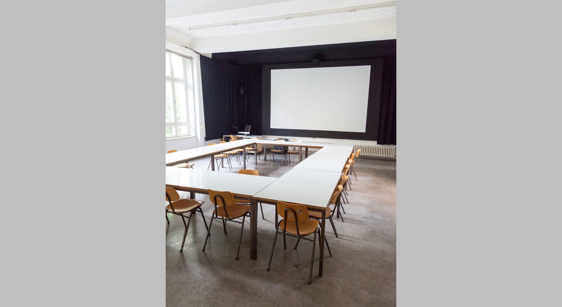 Unterrichtsraum mit Filmwand der Merz Akademie