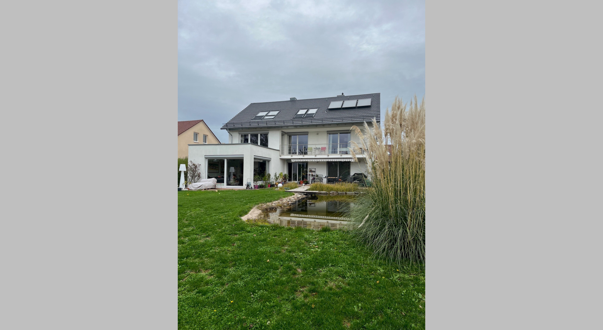 großer Garten mit Schwimmteich