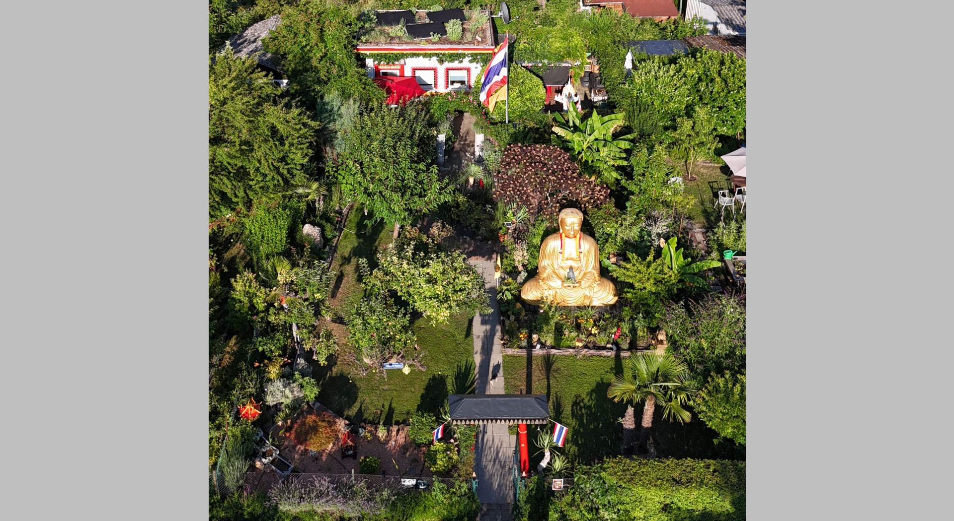 Goldener Buddha im Little Thailand Garden Mannheim. 