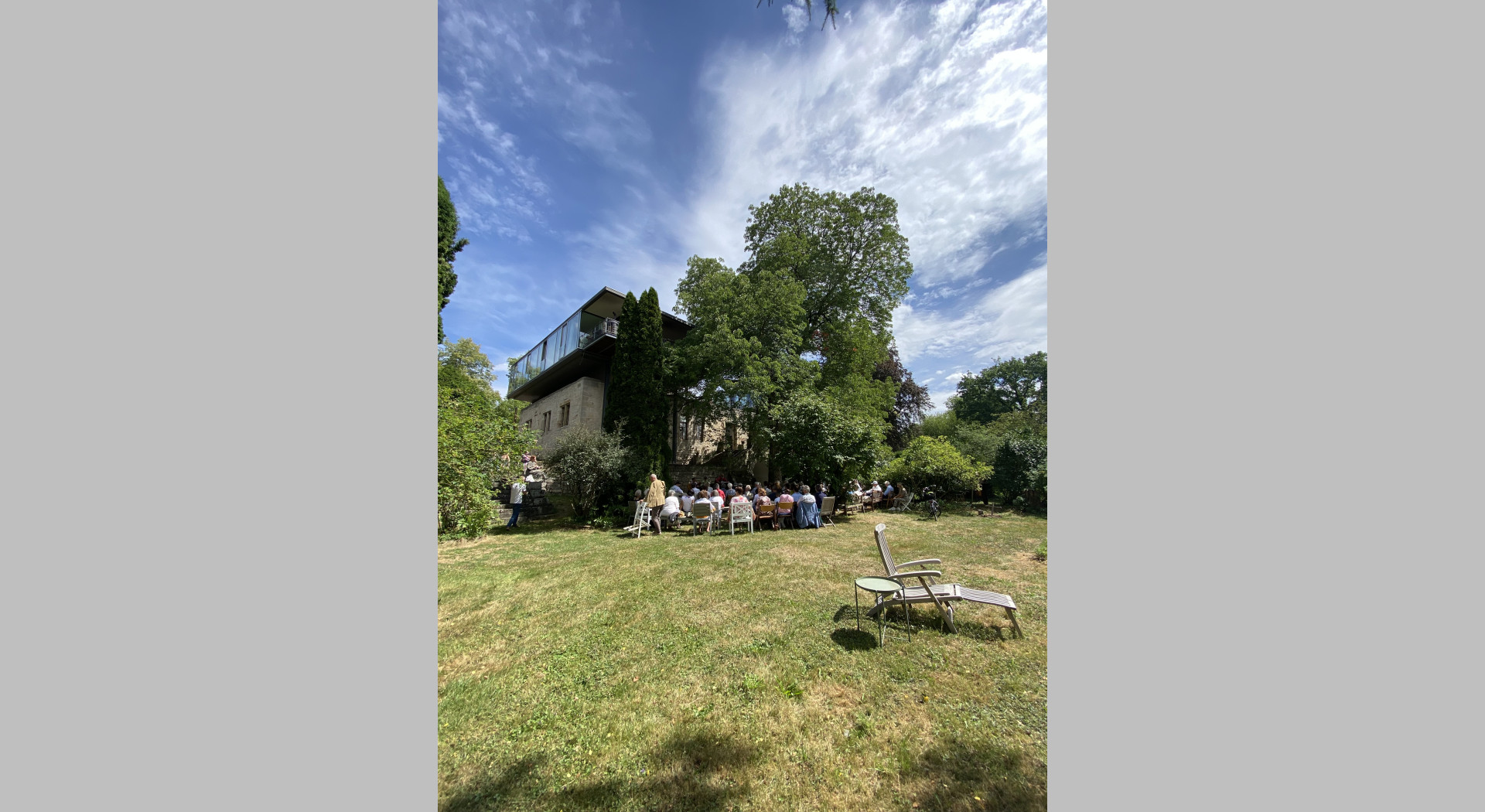 Schlossruine mit Park