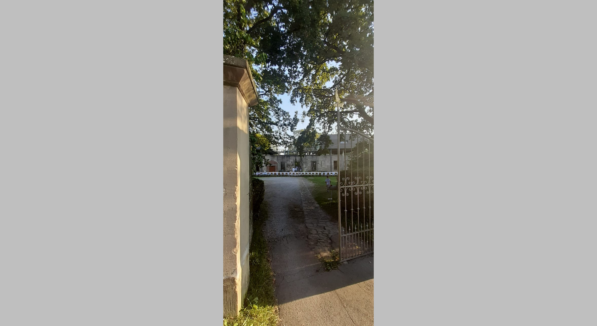 Schlossruine mit Park