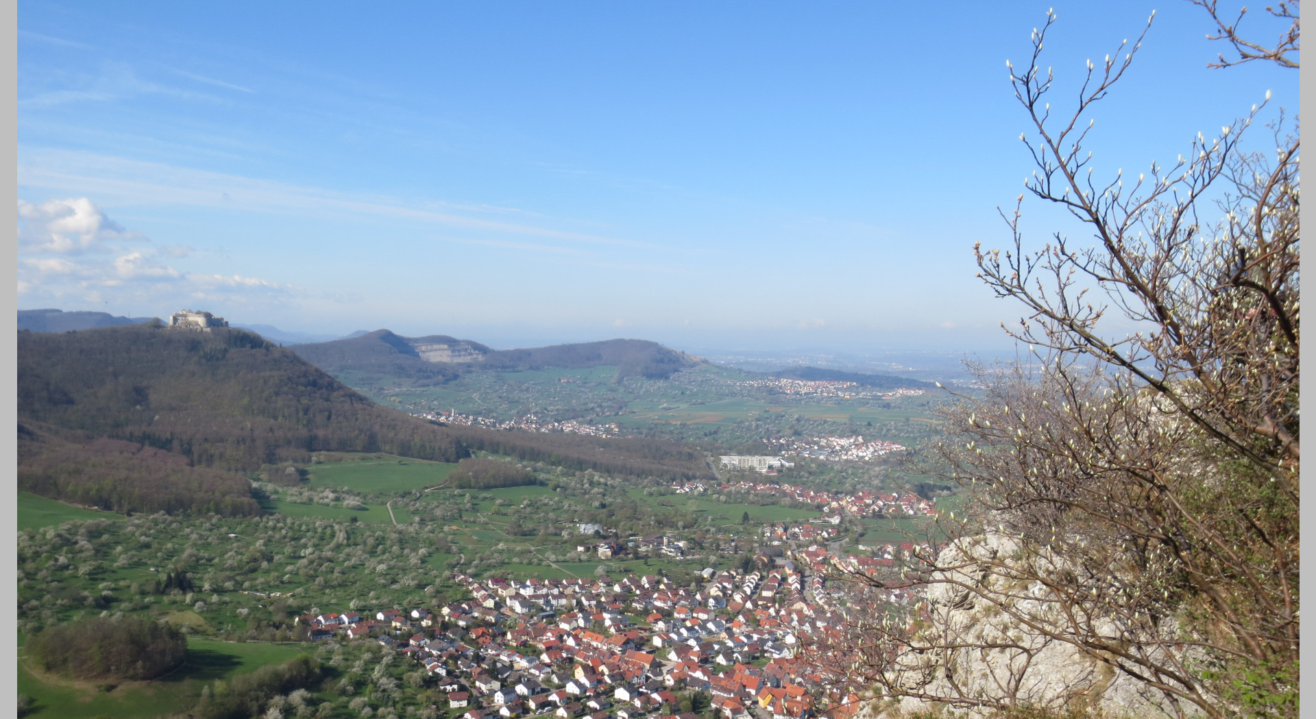 Blick auf Beuren und zur Burg Hohenneuffen