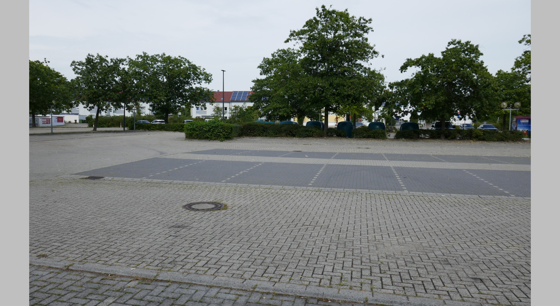 Gegenüberliegende Parkplätze