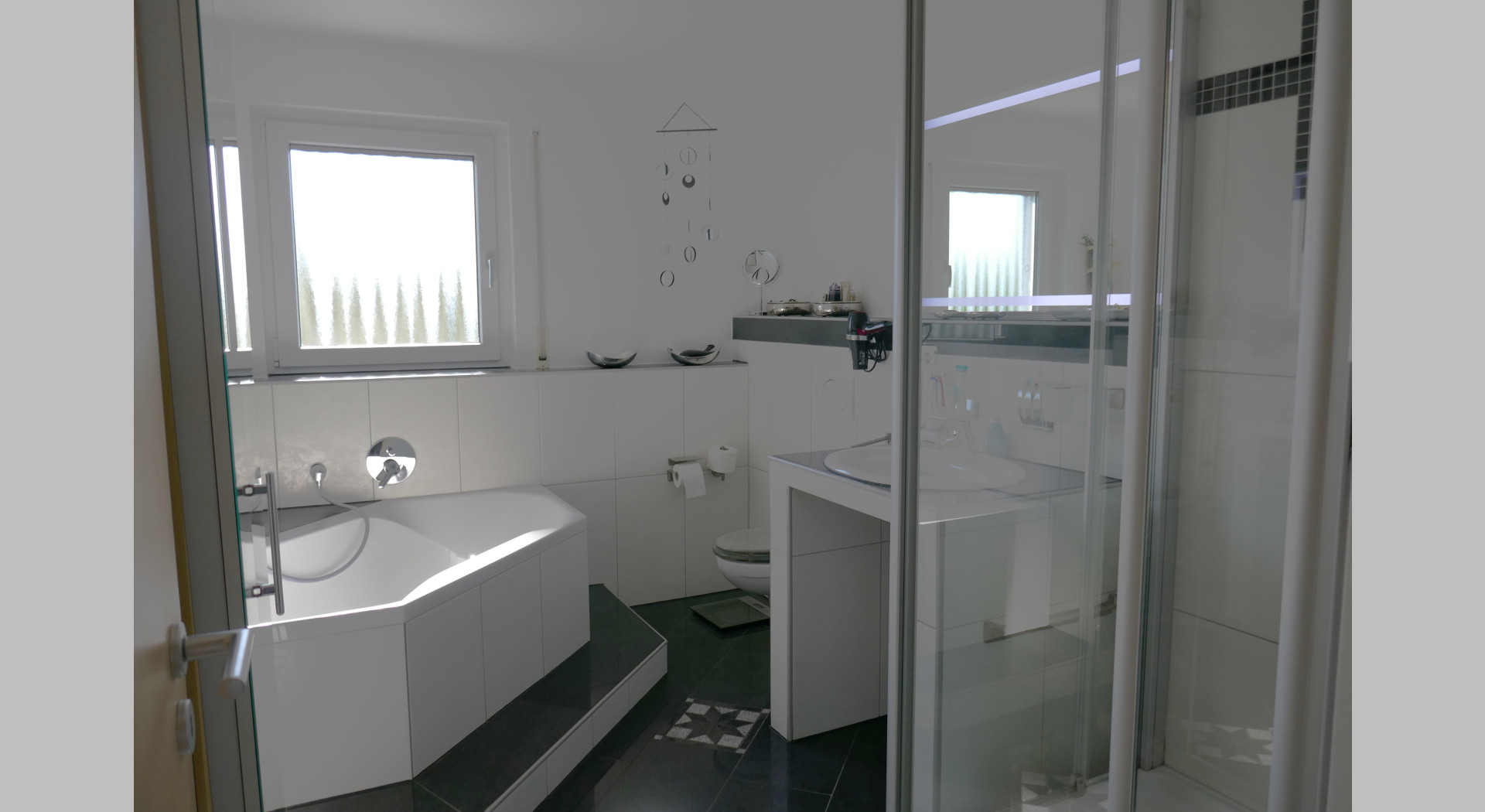 OG. Bad mit WC,Dusche und Eckbadwanne