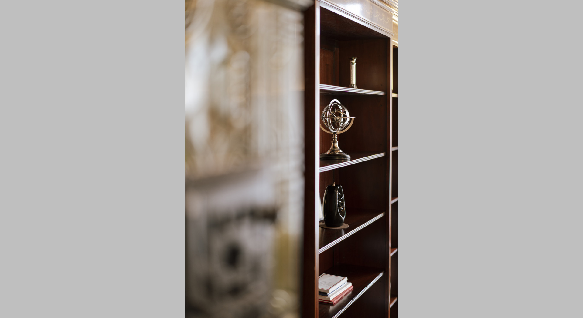 Gründerzeit Residenz aus 1887 I Hauptsalon Kamin neben antikem Bücherregal