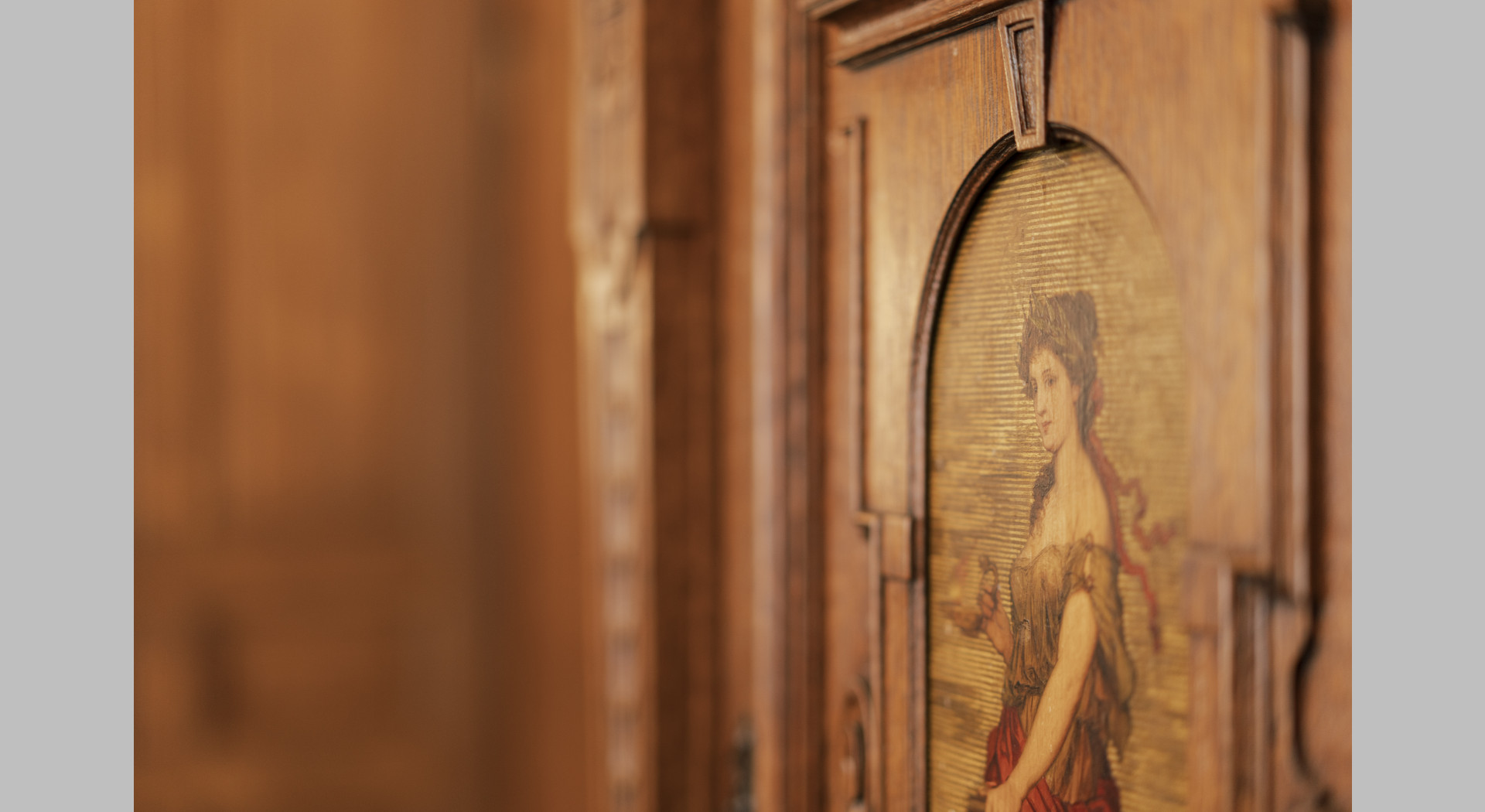 Gründerzeit Residenz aus 1887 I Hauptsalon Details antikes Möbelstück