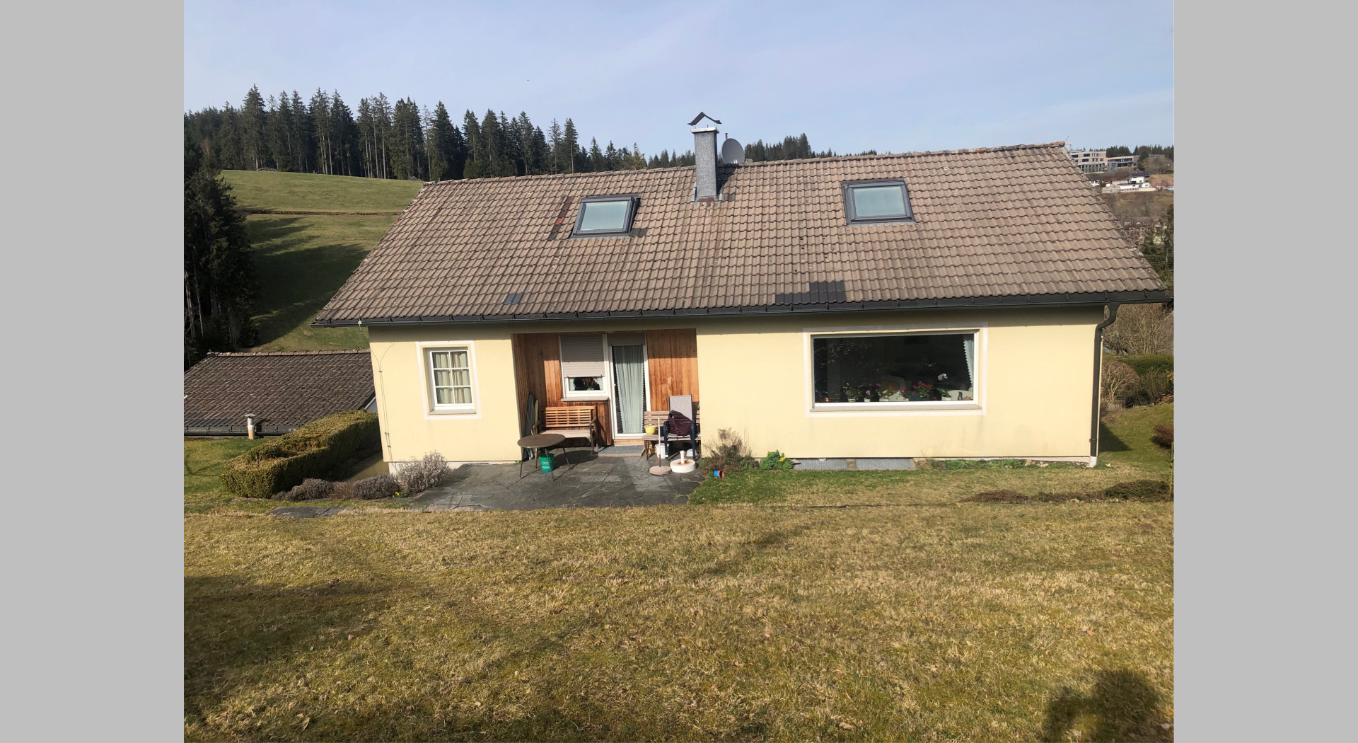 Rückwärtige Ansicht Haus Beer mit Garten und Terrasse