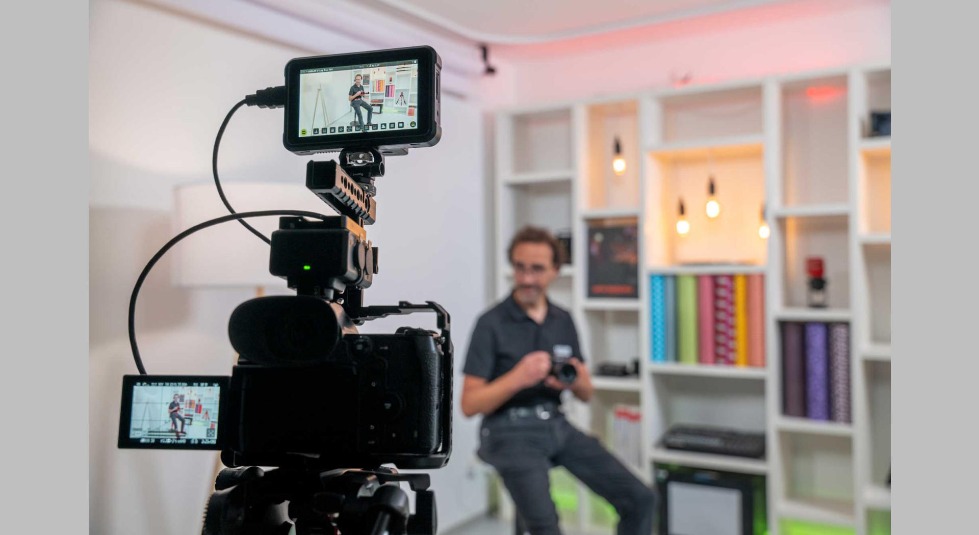 Kameraequipment, ein Videomischer und Streamingoption sind verfügbar