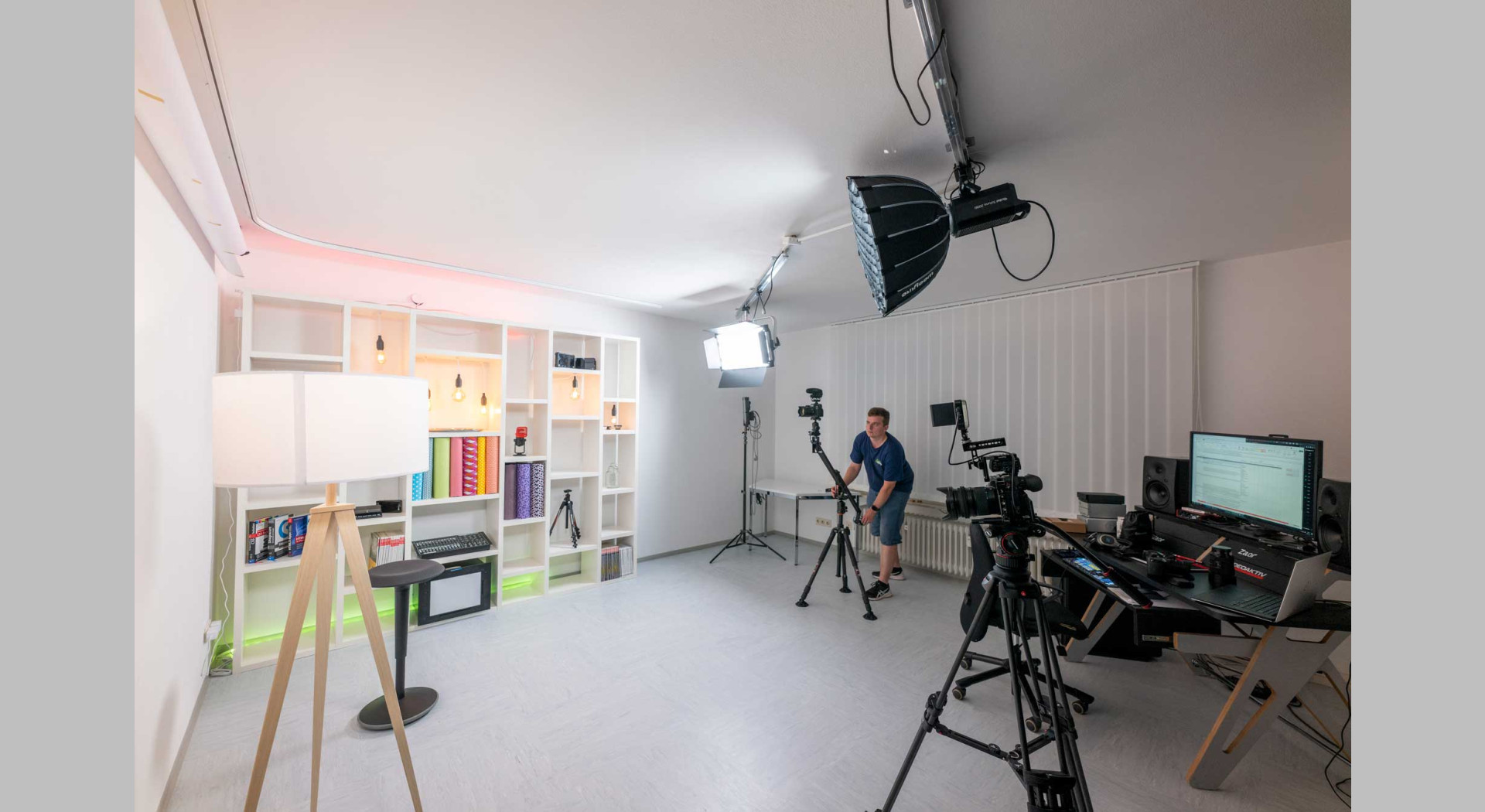 Mietstudio mit weißem Hintergrund und hinterleuchtetem Regal