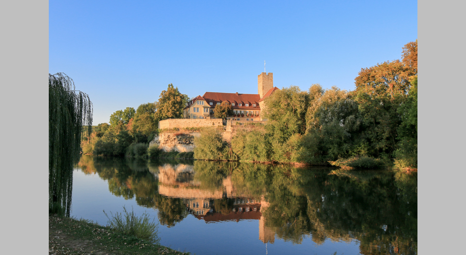 Mittelalterliche Rathausburg Lauffen am Neckar mit Blick über den Neckar
