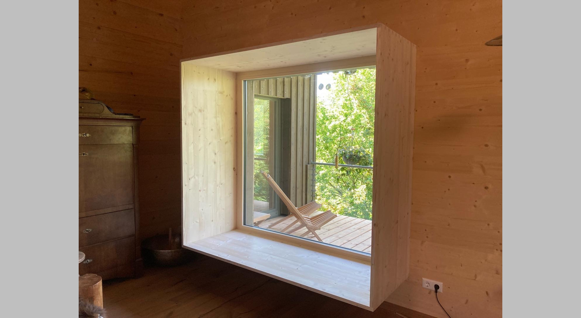 Ein Loungefenster 2 Meter x 2 Meter im Wohnzimmer mit Blick in die Natur