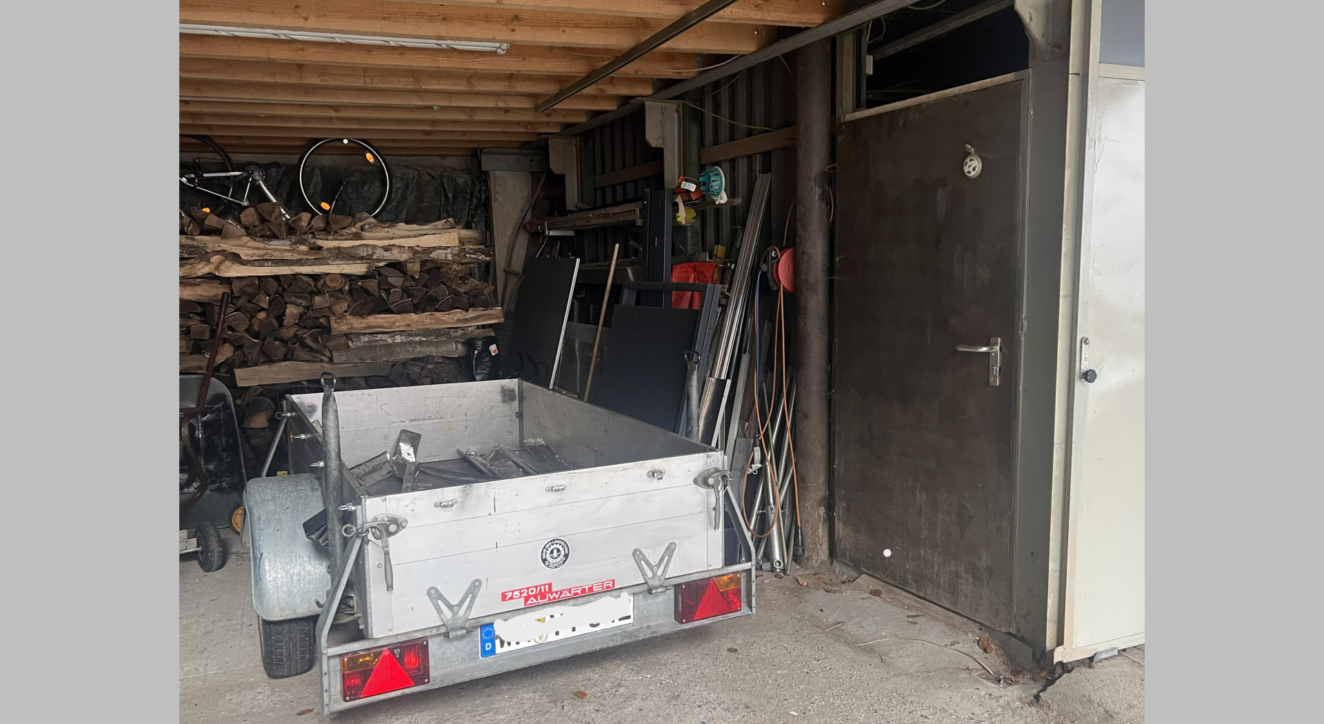 Schuppen vor Werkstatt