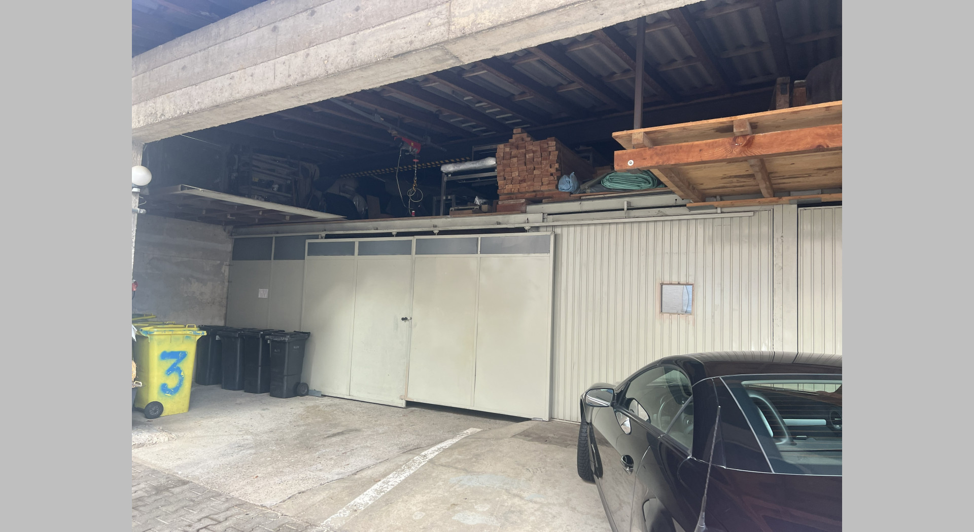 Blick vom Hof auf Schuppen und Werkstatt