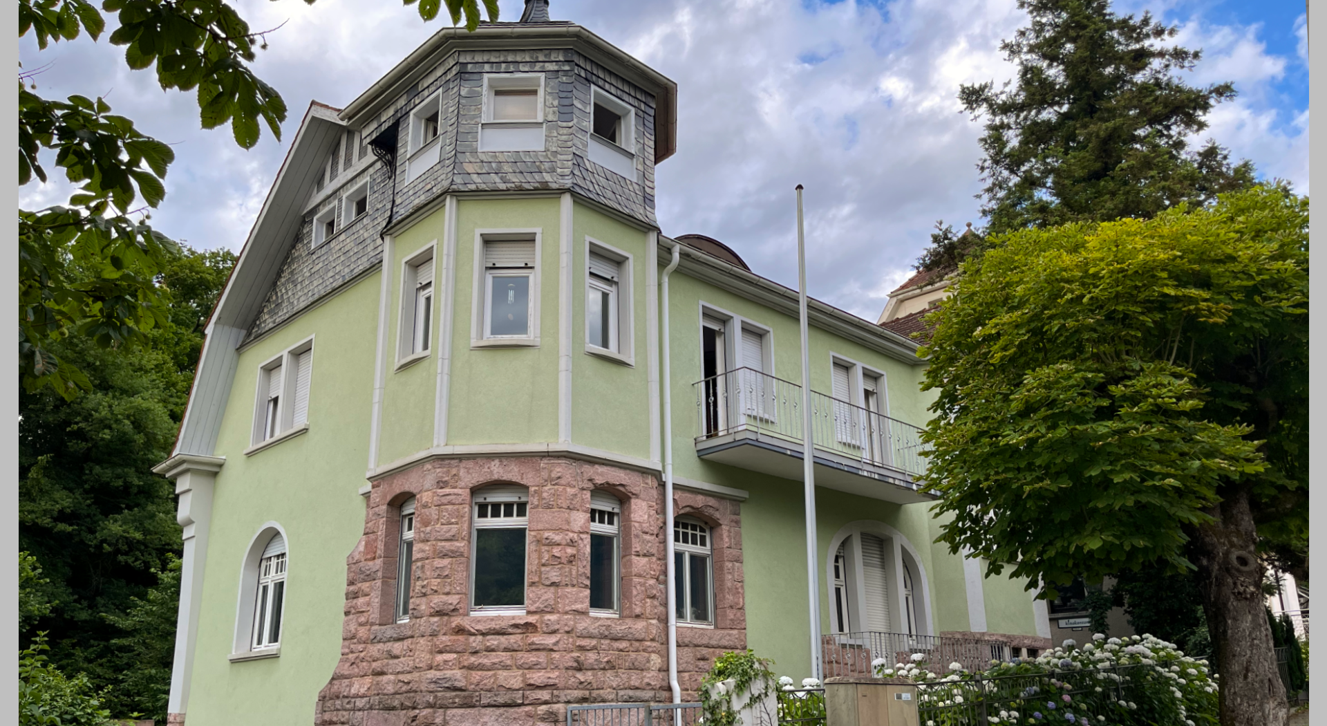 Gebäudeansicht Straße