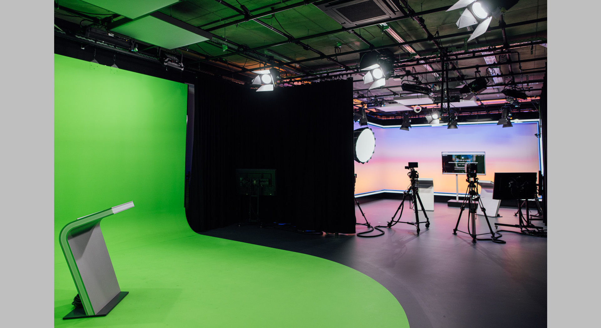Studio 16 mit Greenscreen-Hohlkehle & Realkulisse