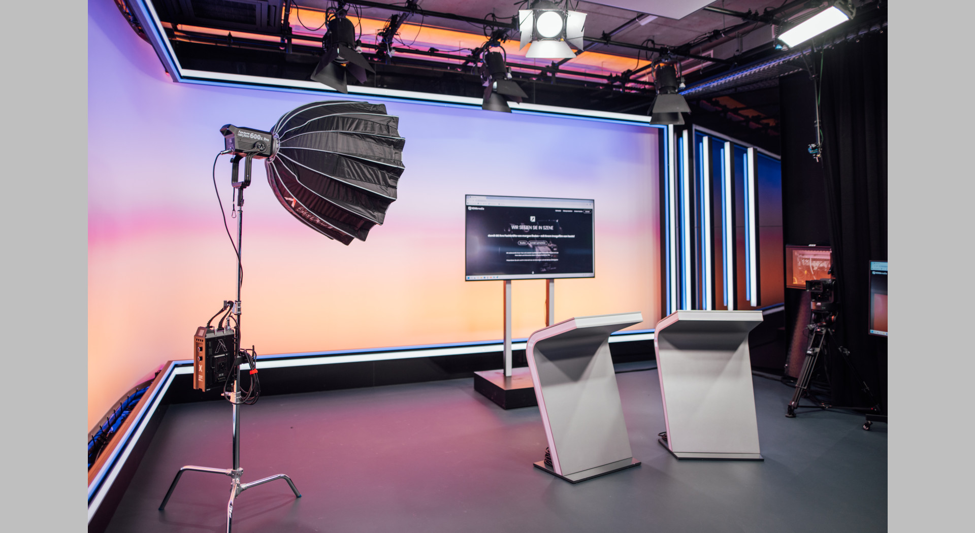Realkulisse (Studio 16) mit exemplarischer Beleuchtung & Farbe