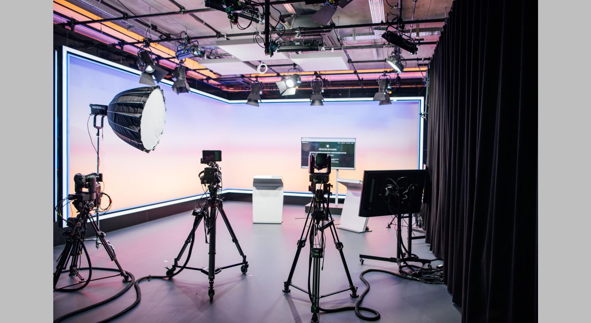 Realkulisse (Studio 16) mit exemplarischer Beleuchtung & Farbe