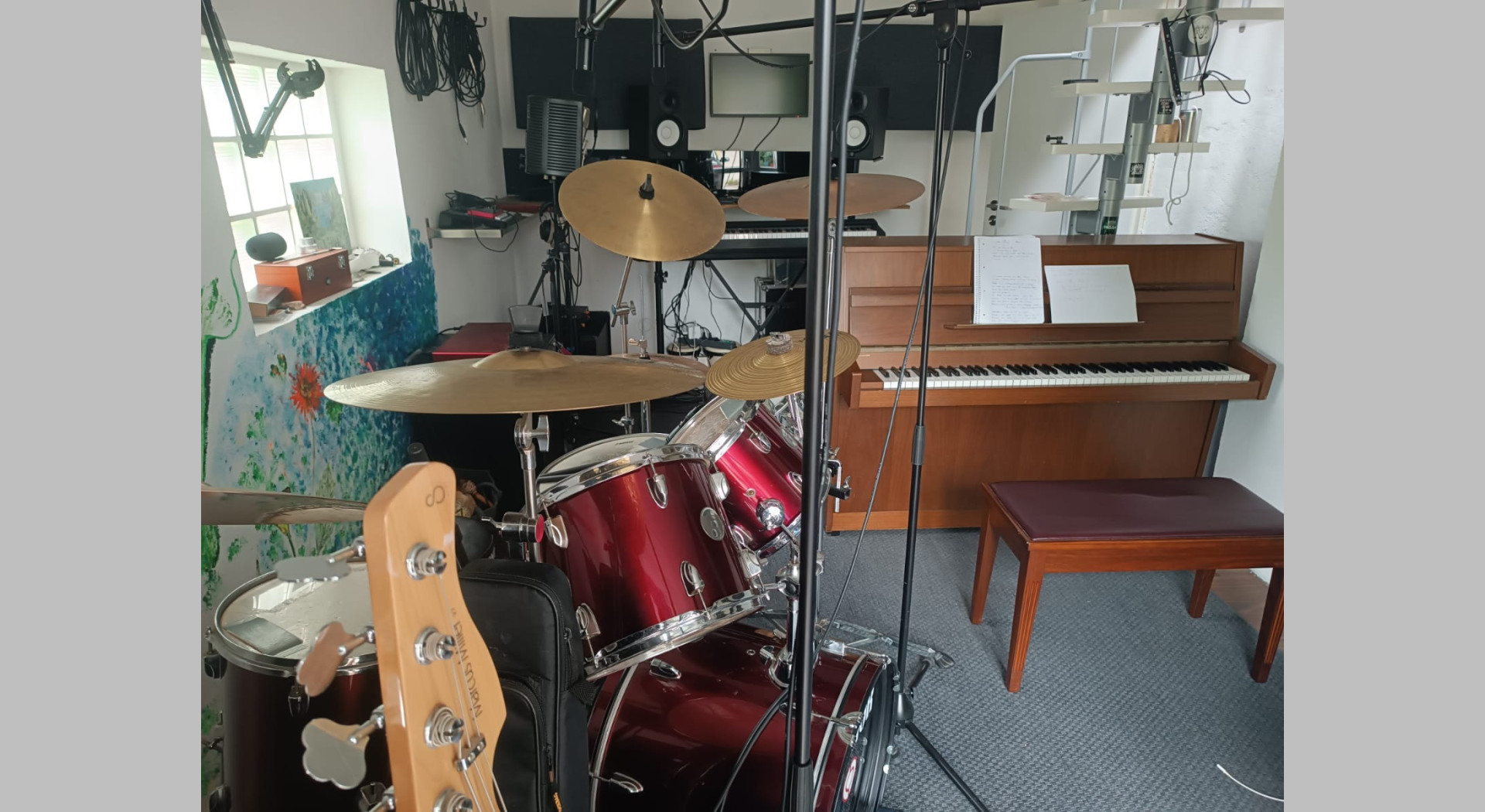 Studioeinblick, Glasbausteine, Schlagzeug, Klavier, Gitarren, Schlagzeug, Monitore