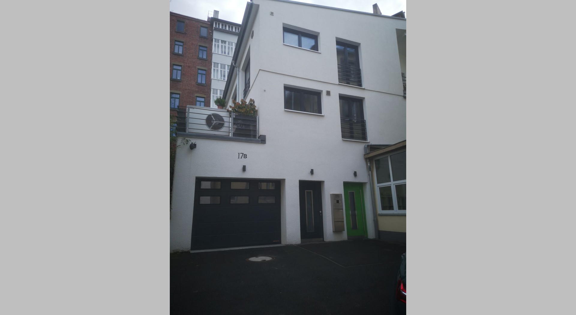 Das 2018 voll renovierte Haus liegt im Hinterhof und hat unten eine große Garage, darüber 2 Stockwerke für Wohnen und Büro