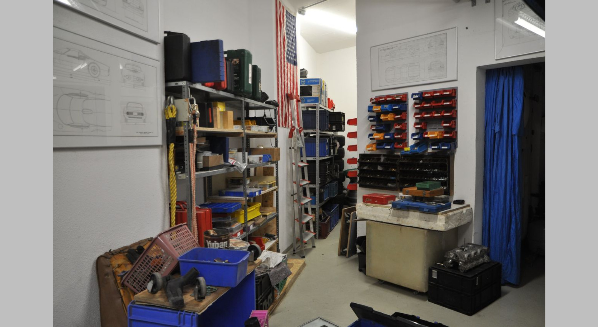 Die Garage hat eine kleine Autowerkstatt