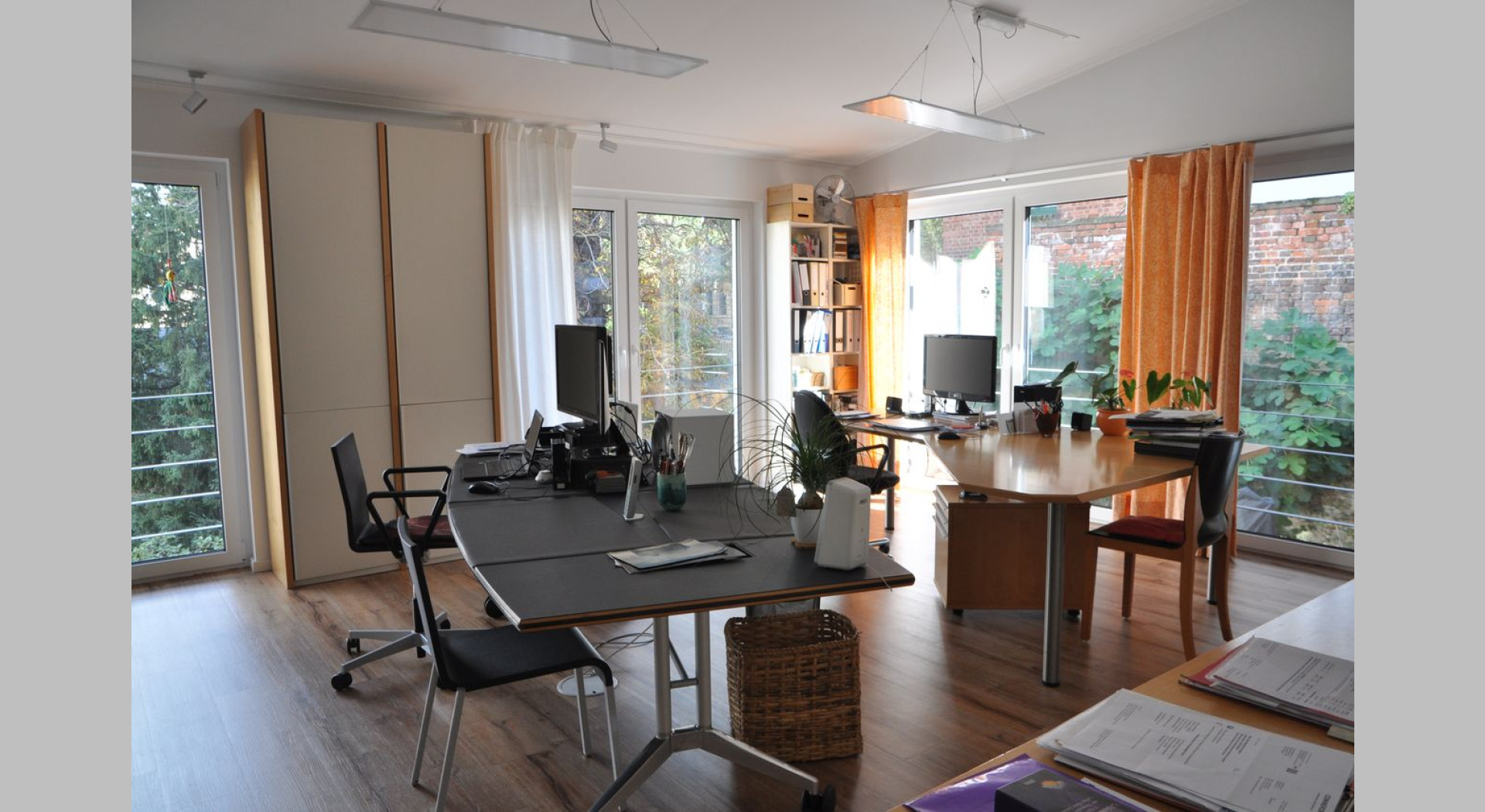 Im oberen Stockwerk mit Blick ins grüne ist ein Büro mit 2 Arbeitsplätzen