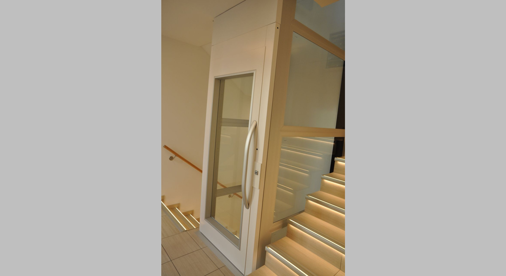 Ein Lift befindet sich im Treppenhaus