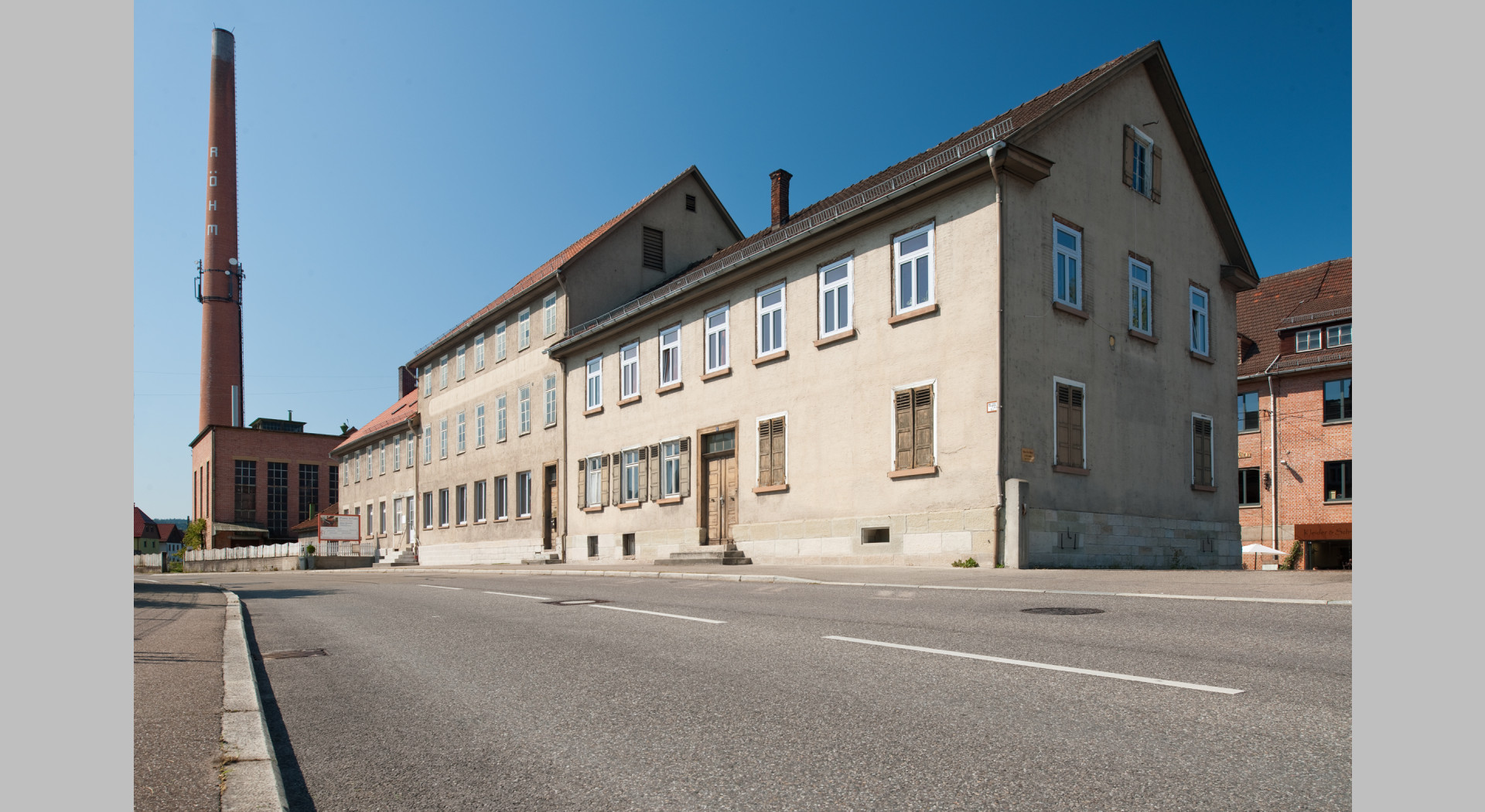 Straßenansicht mit Kesselhaus
