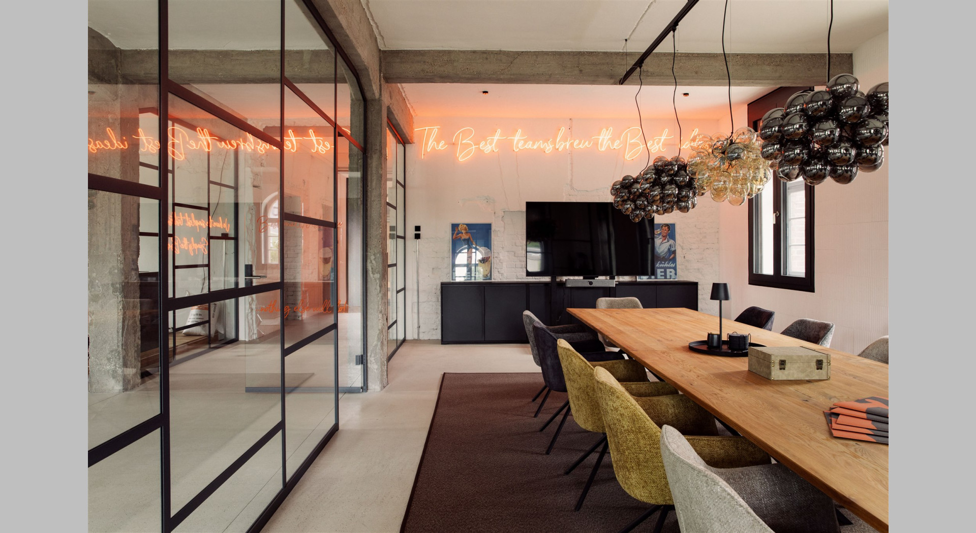 Meetingraum mit eleganter Beleuchtung, einem langen Holztisch und Glasfront