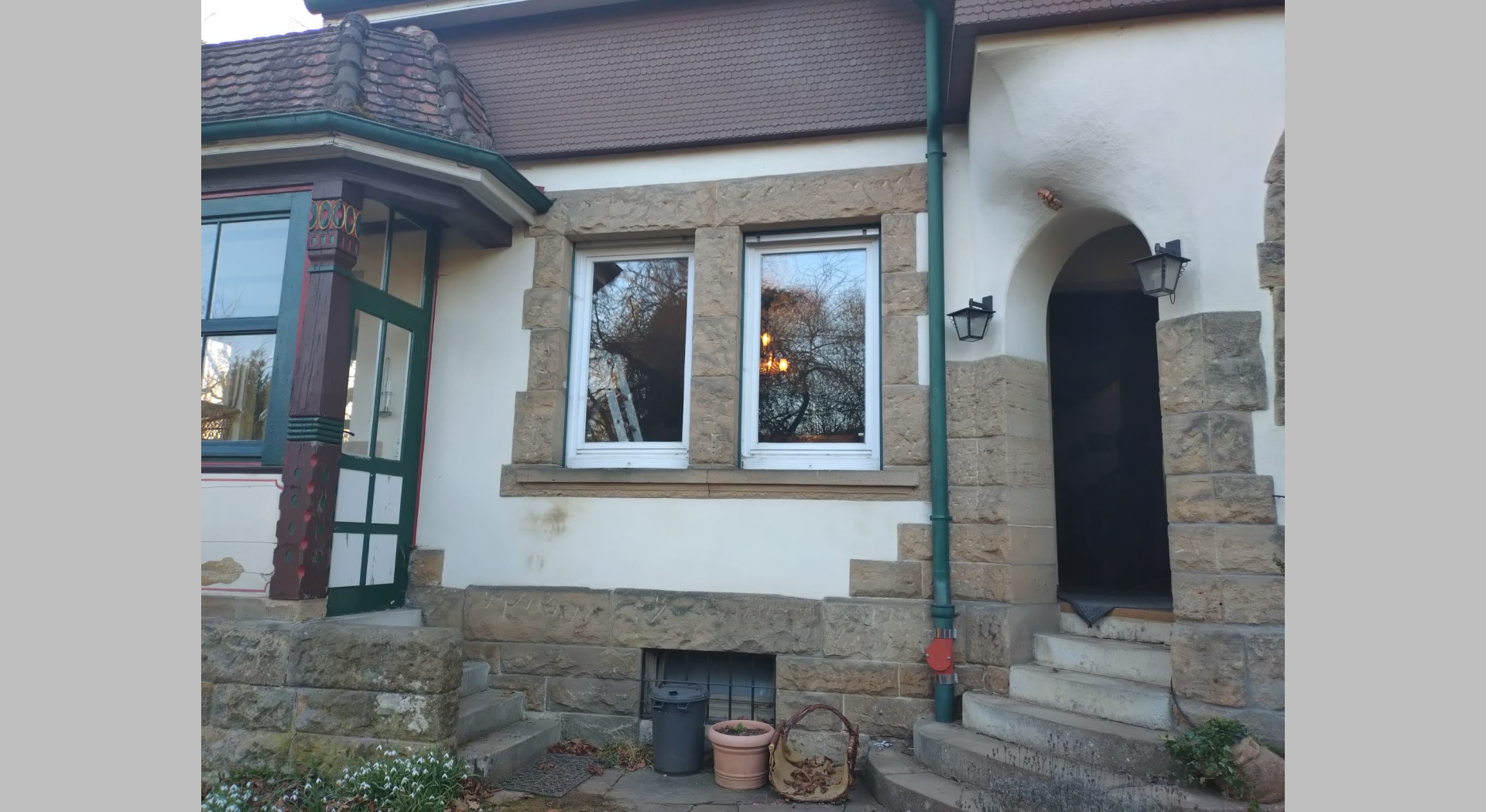 Blick auf den rechten Seiteneingang (Haupteingang) und Seitentür Wintergarten