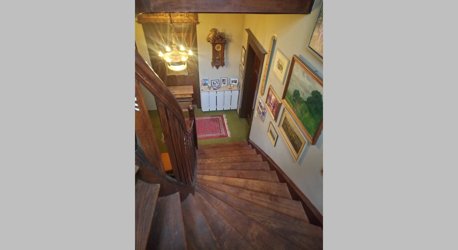Blick entlang innenliegender Treppe hinunter in den Flur.