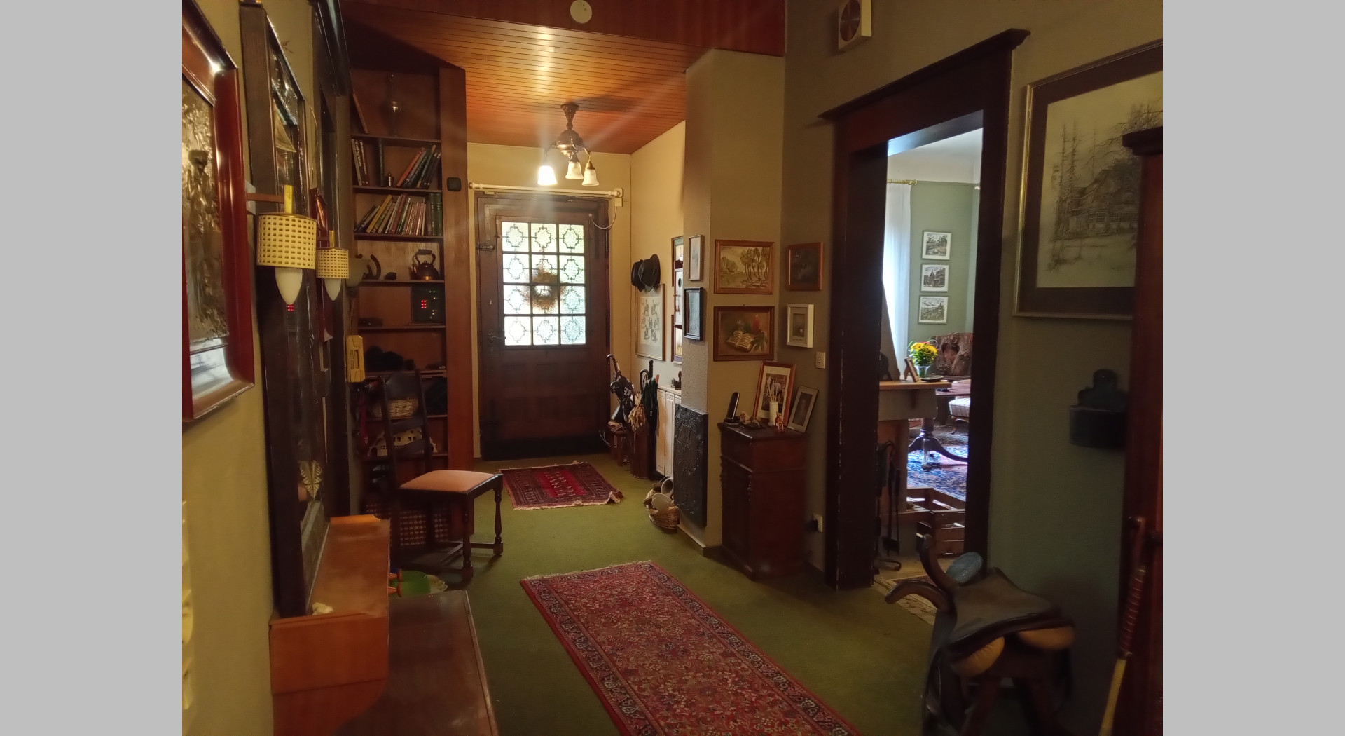 Blick entlang des Flurs im EG, von dem Wohn- und Esszimmer abgehen.