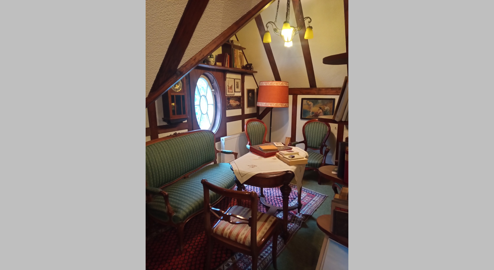 Blick auf die rechte Seite der Bibliothek im 2. OG mit Sitzecke und Kronleuchter
