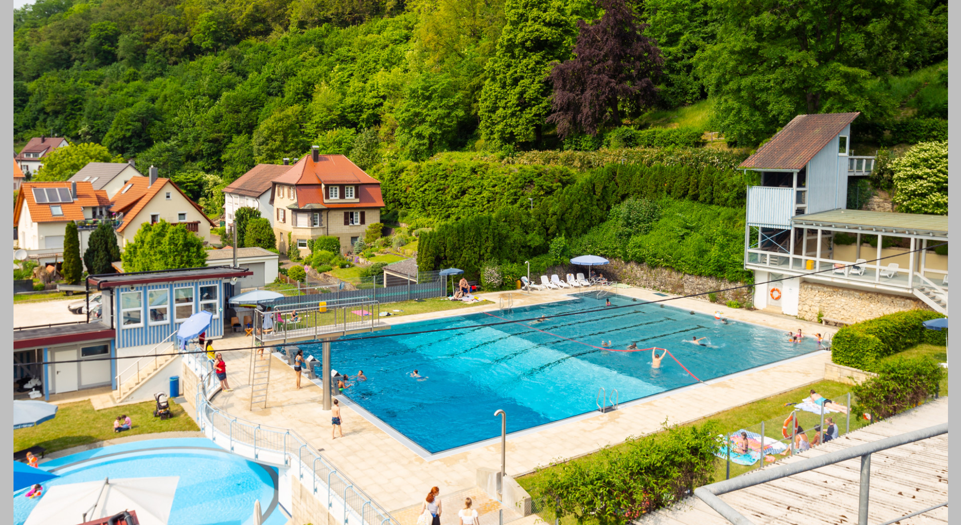Freibad Honau mit Besuchern