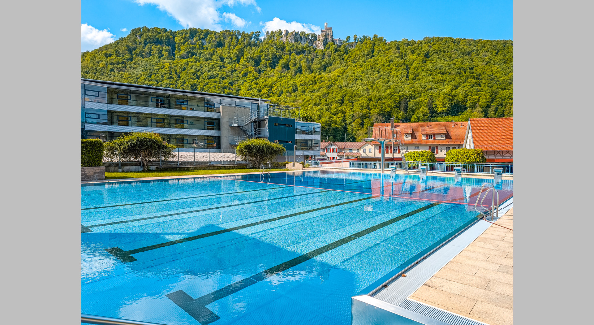 Freibad Honau mit Blick auf Schloss Lichtenstein