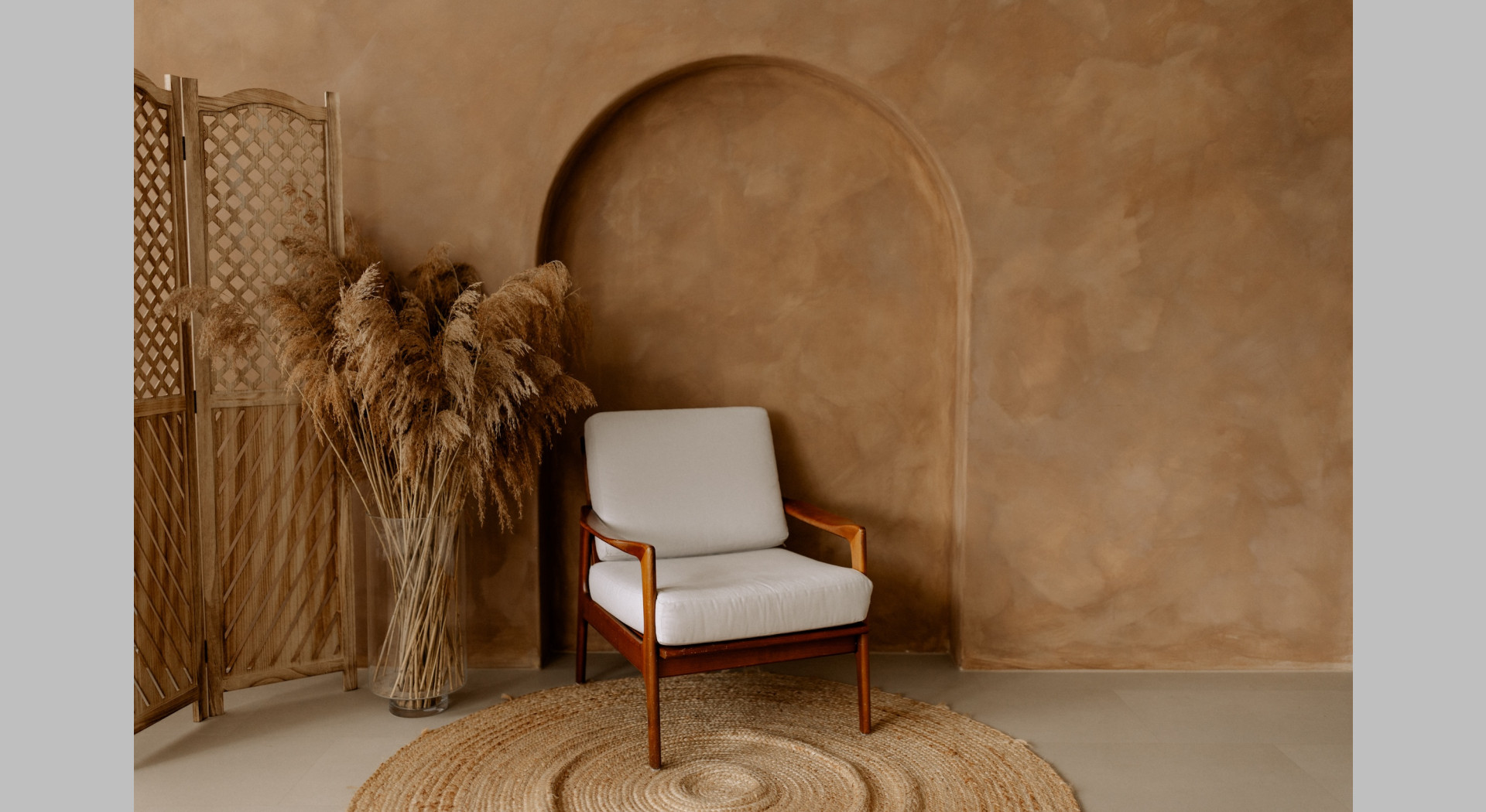 Bogenwand und Sessel 