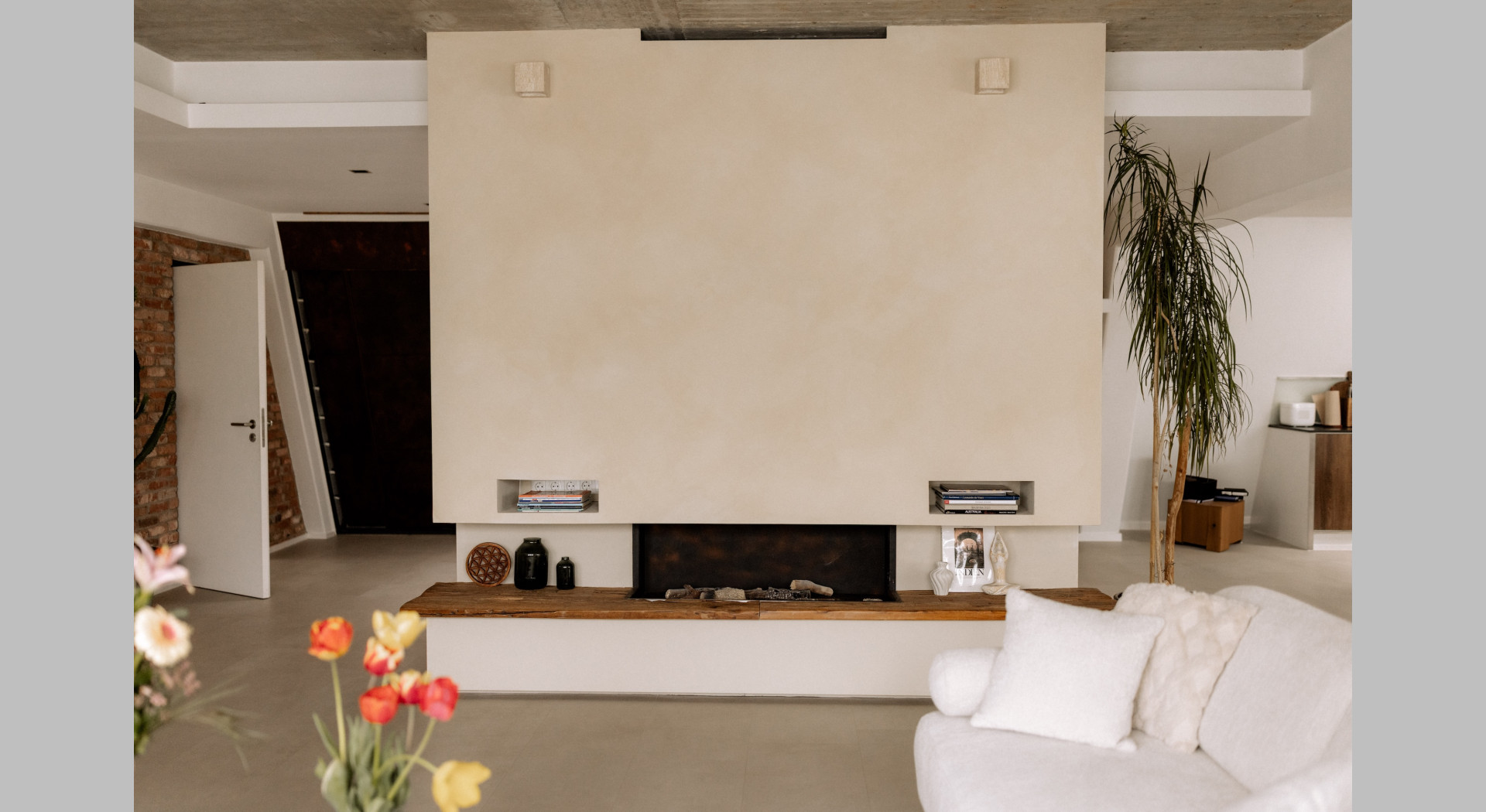 Kaminwand im Wohnzimmer