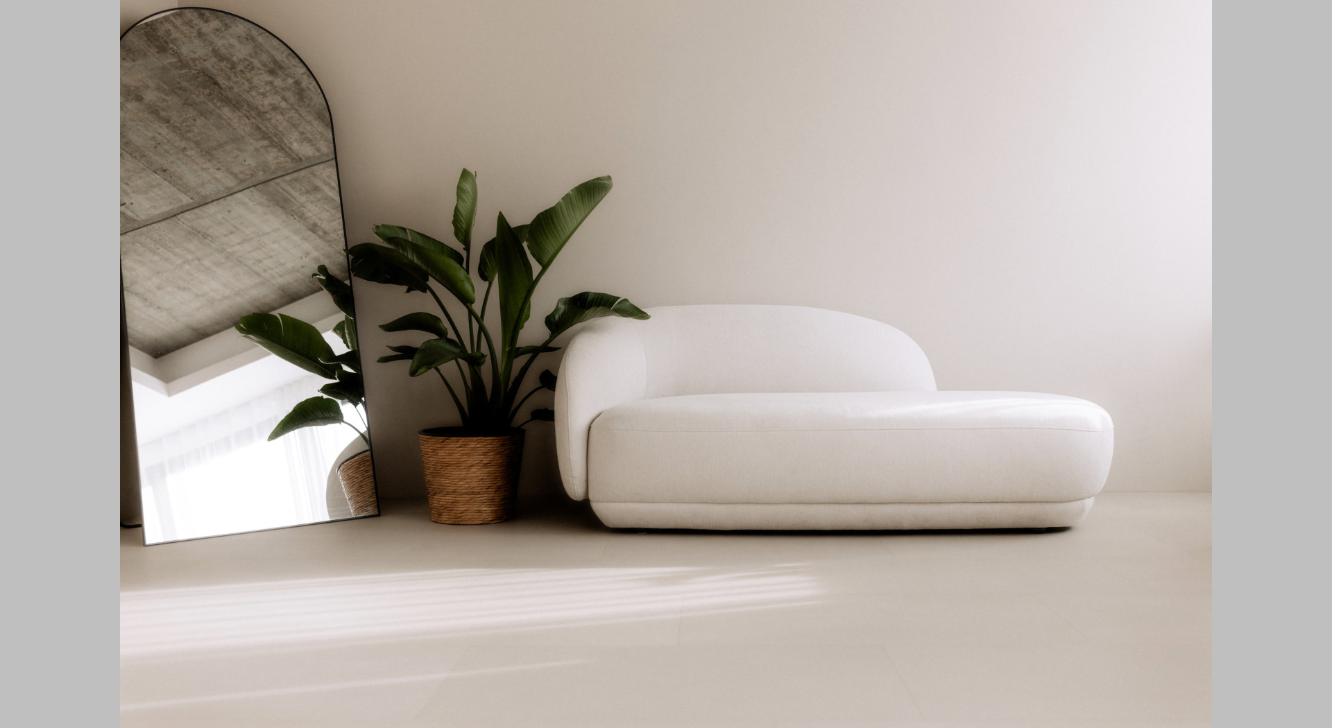 Schlichte helle Wand LOVT 