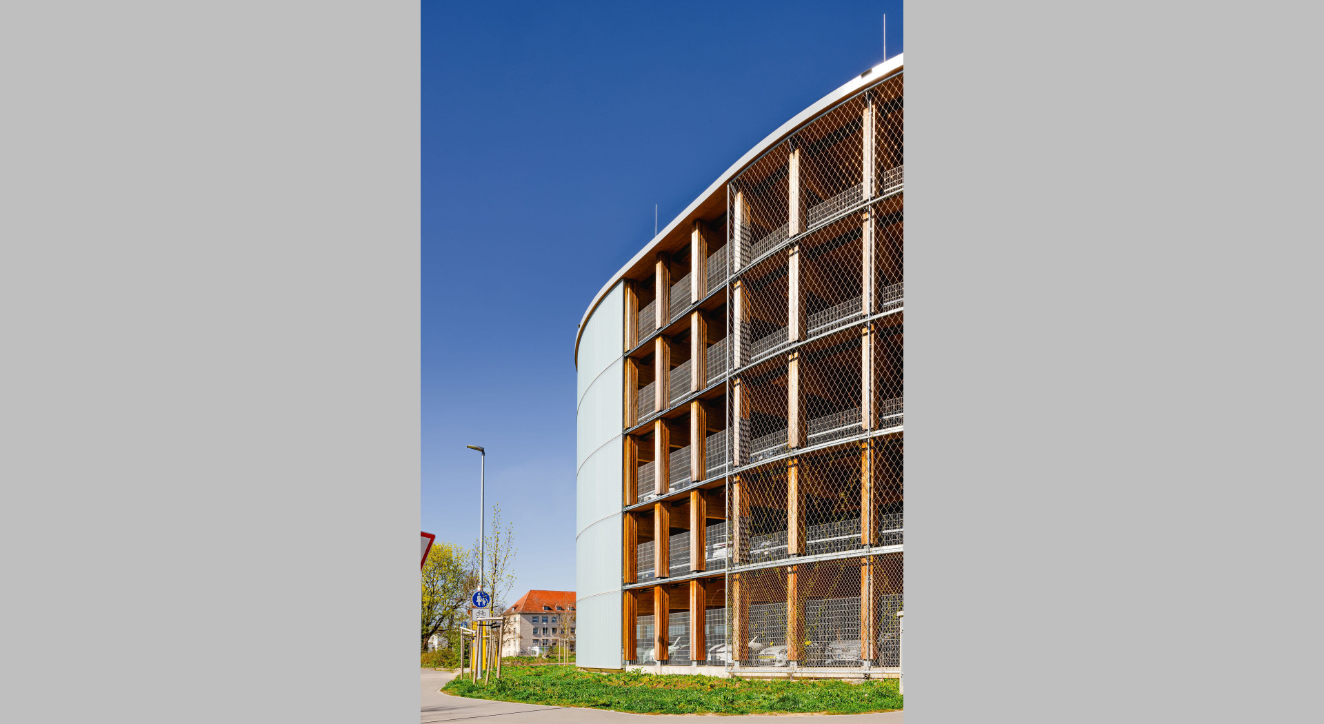 Holzparkhaus außen