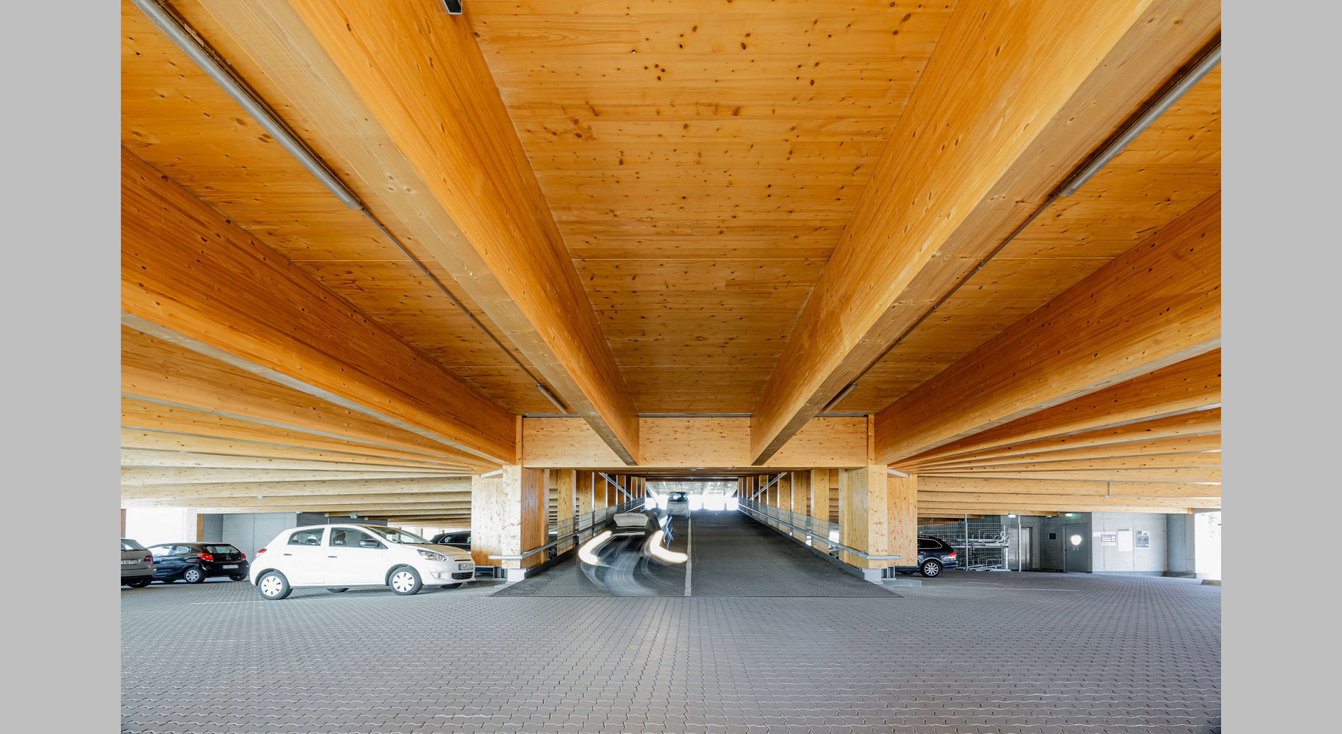 Holzparkhaus innen