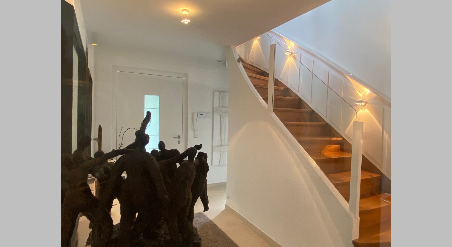 Treppenaufgang mit verglastem Geländer zum 1.OG