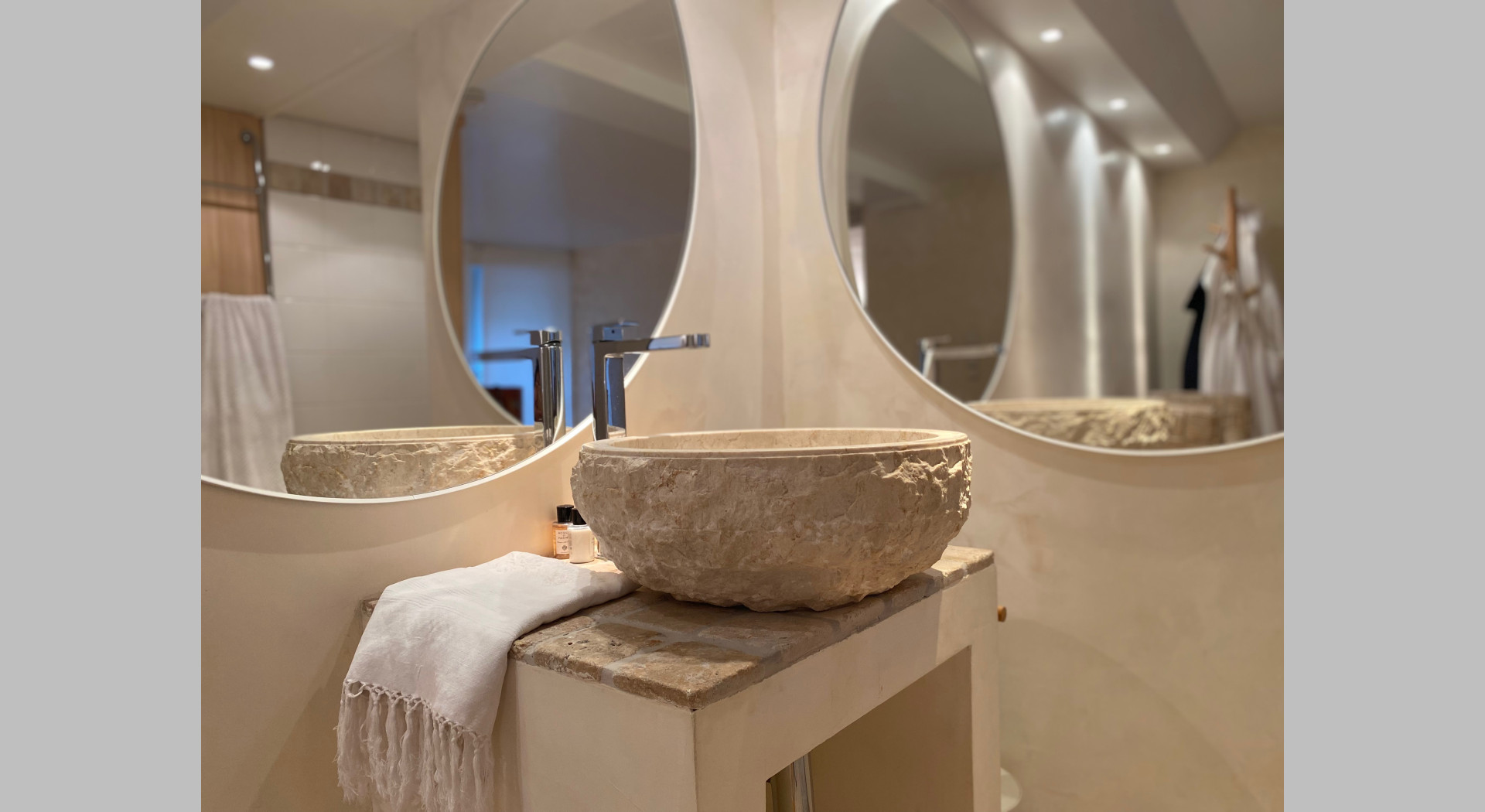 Detail /Waschbecken aus Stein / Sauna